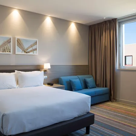 Hampton By Hilton East Отель