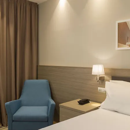 Hampton By Hilton East Отель