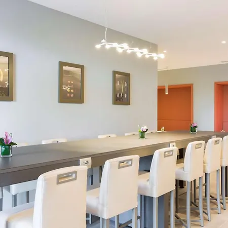 Отель Hampton By Hilton East 3*