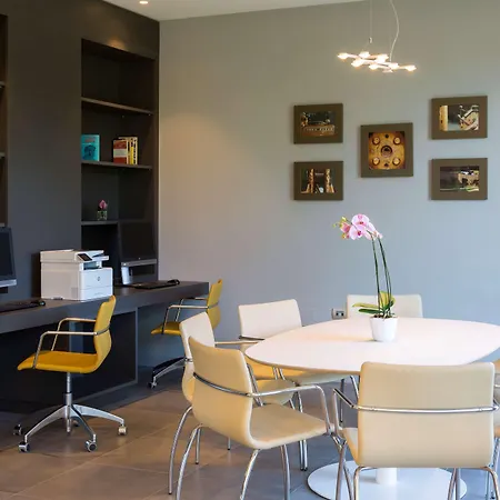 Отель Hampton By Hilton East 3*