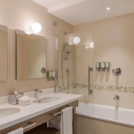 Hampton By Hilton East Отель 3*