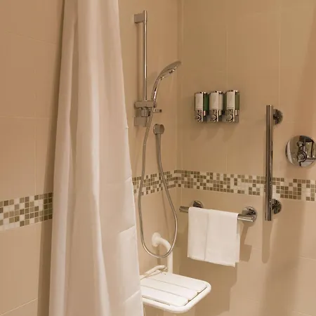 Hampton By Hilton East Отель