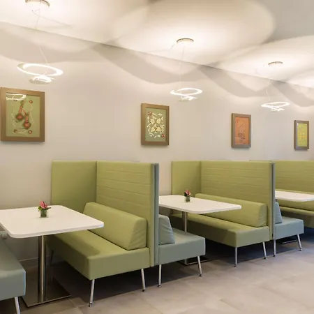 Hampton By Hilton East