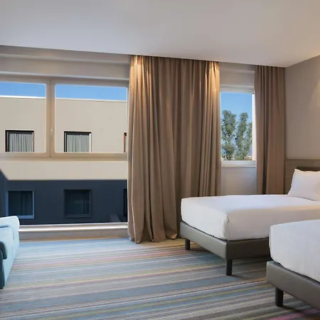 Hotel Hampton By Hilton East 3*