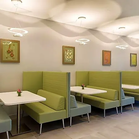Hotel Hampton By Hilton East