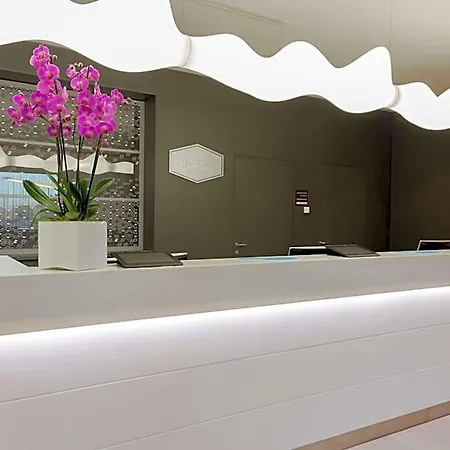 Hampton By Hilton East 3*