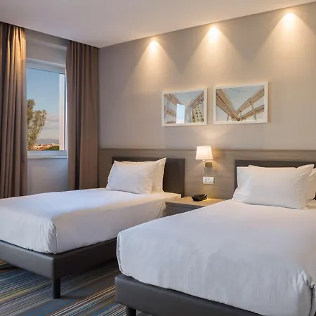 Hampton By Hilton East Hotel